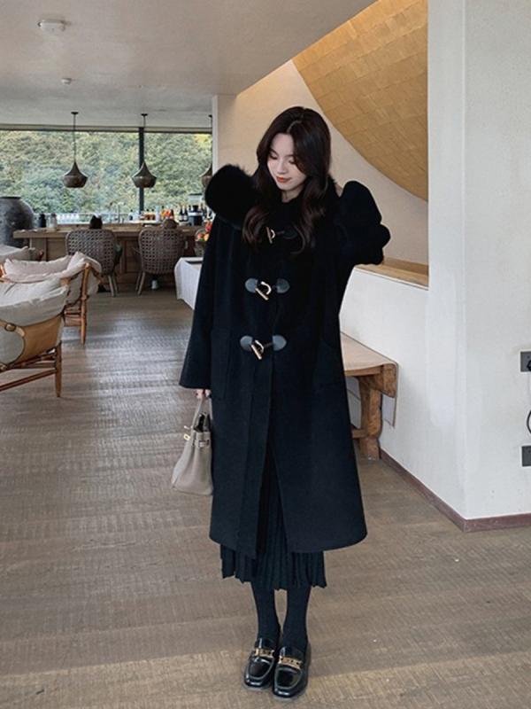 秋冬 コーデ レディース ファッション オシャレ 服 カワイイ シンプル 大人カワイイ 大きいサイズ ホーンボタン 大きいファー 襟 コート 白 ミドル丈 ウール