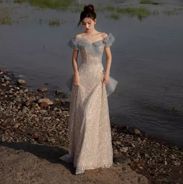 ドレス 衣装 ウエディングドレス 披露宴ドレス ロングドレス 半袖 袖フリル オフショルダー 胸元 バックシャン 背中開き フレアスカート フリル シースルー キラキラ ビジュー ステージドレス