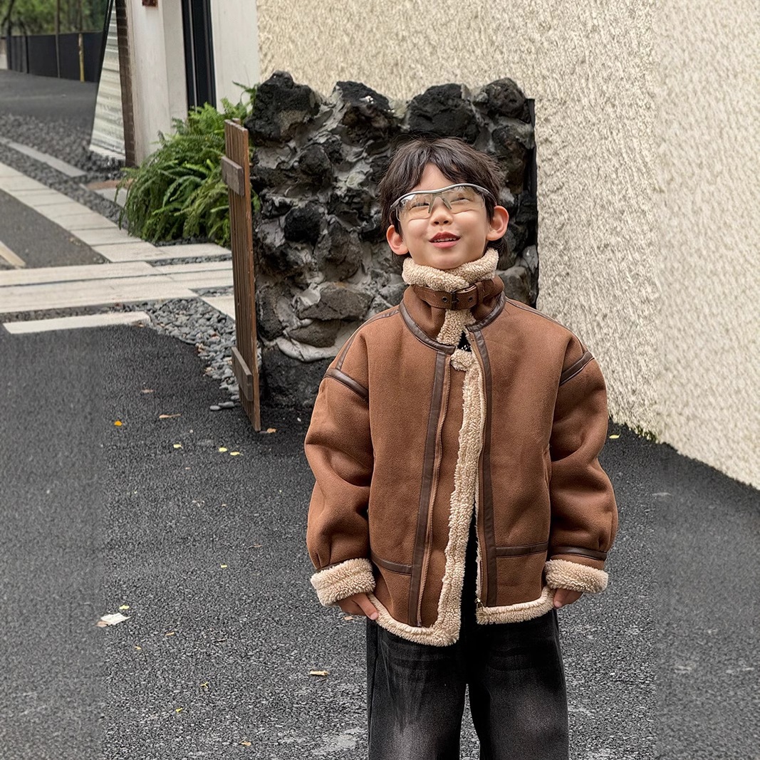 男の子用ファーワンピーススタンドアップカラーモーターサイクルジャケットプラスベルベットと厚みのある子供用韓国スエードラムウール暖かくてトレンディ