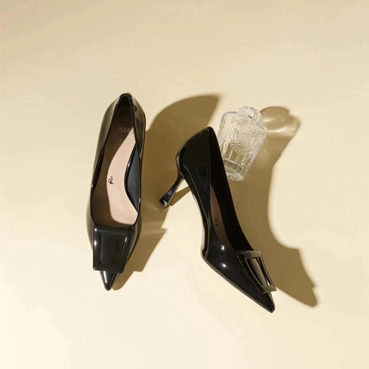 なめし皮とがった細いかかとファッション春のハイヒール気持ちがいい足を研がない夏のハイヒール気質