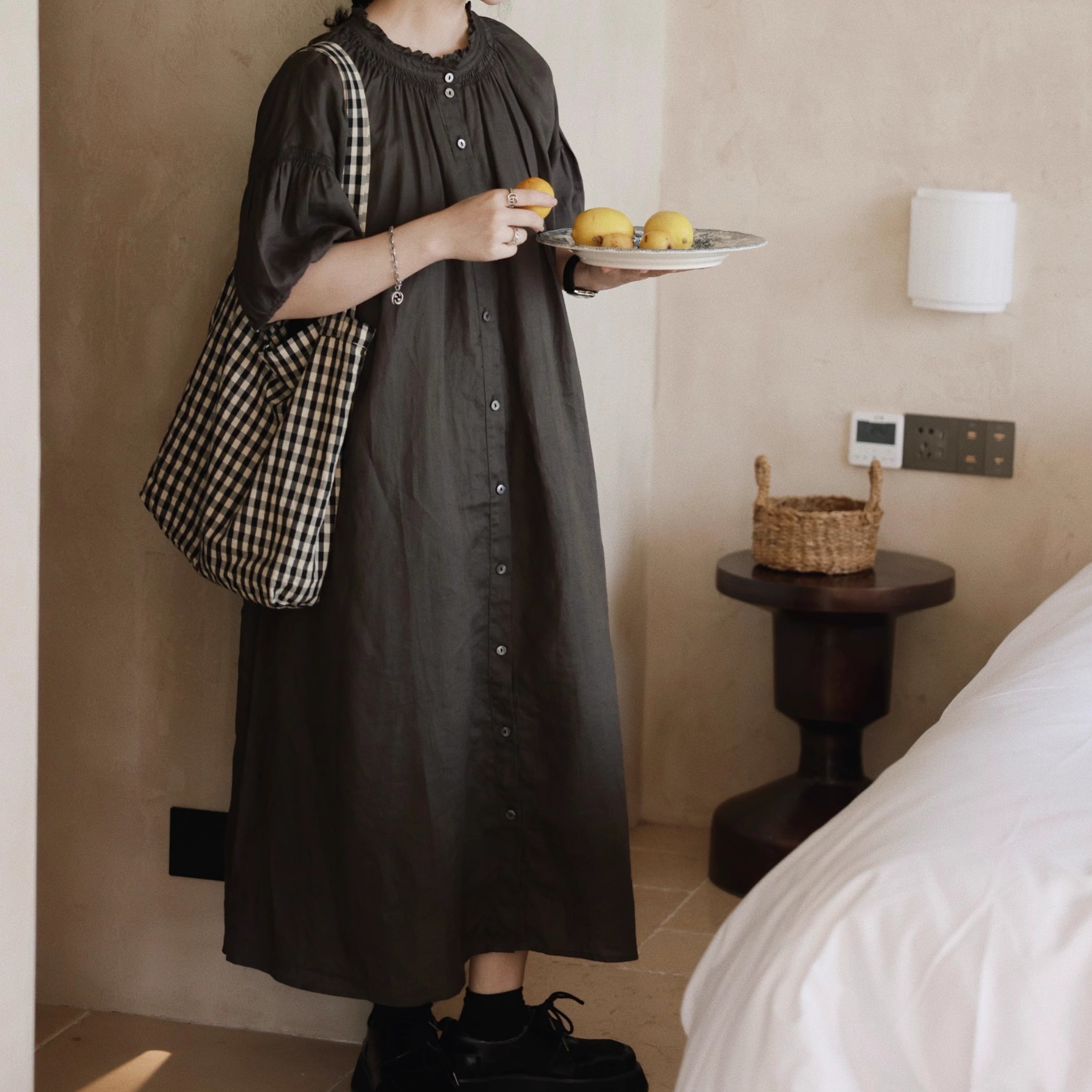 レディース ワンピース ロング 丈長 5分袖 ボリューム袖 パフスリーブ ラウンドネック 襟なし ノーカラー ワイド Aライン 裾ワイド ポケット ボタン かわいい シンプル カジュアル レトロ