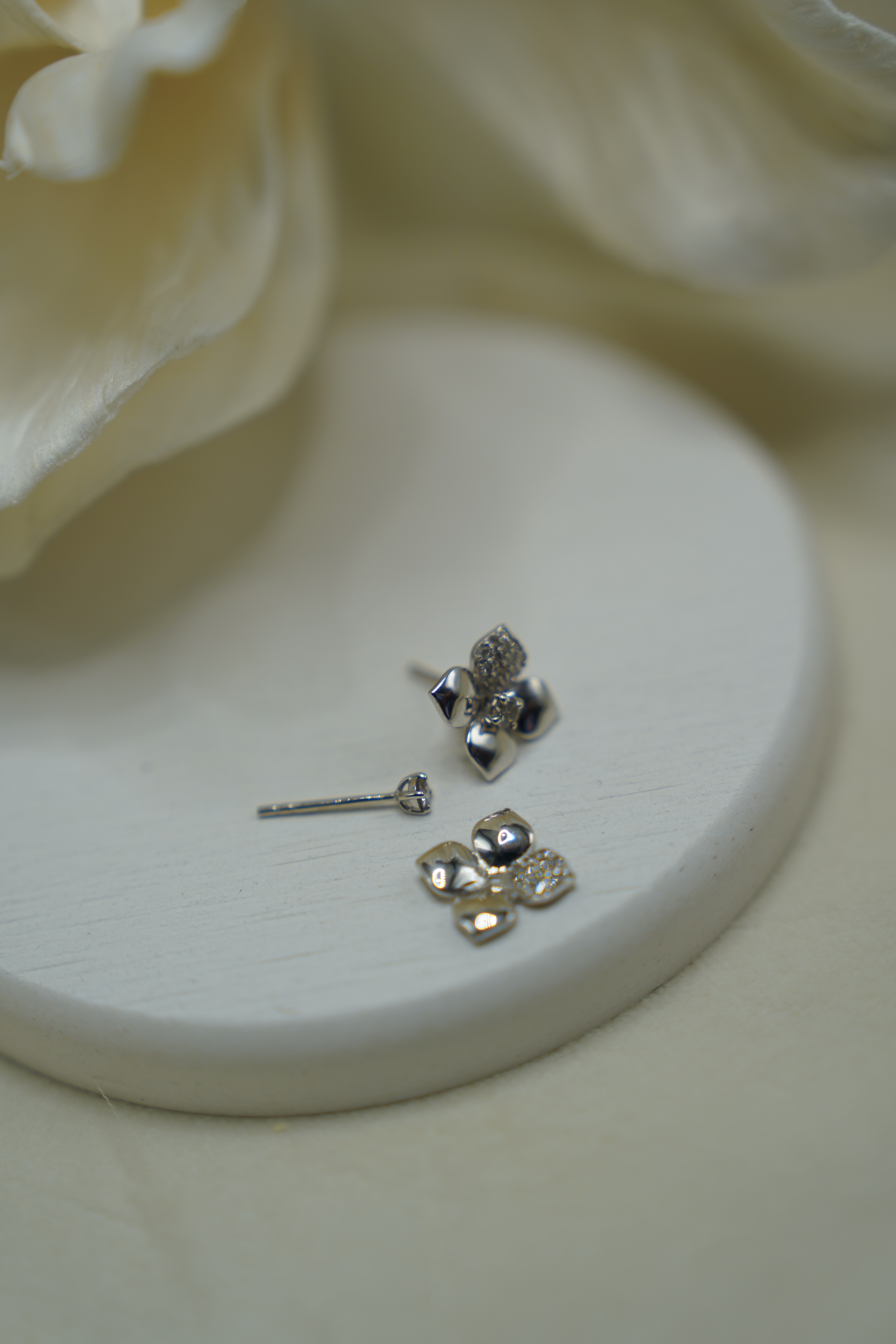 新品K18WG　天然ダイヤモンドピアス　0.3ct　フラワー　2way　レディース【E4552307060006】