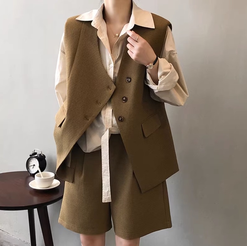 セットアップ 可愛い ベスト ショートパンツ ショート丈 ノースリーブ Vネック アシンメトリー ボタン ポケット 前開き 上下セット 2点セット かわいい きれいめ シンプル 上品 おしゃれ