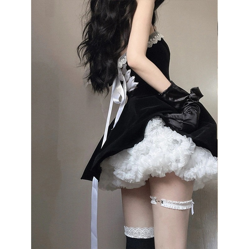 蝶ネクタイと後ろにストラップが付いた妖精のスカートが付いた黒のベルベットのホルターネックドレス