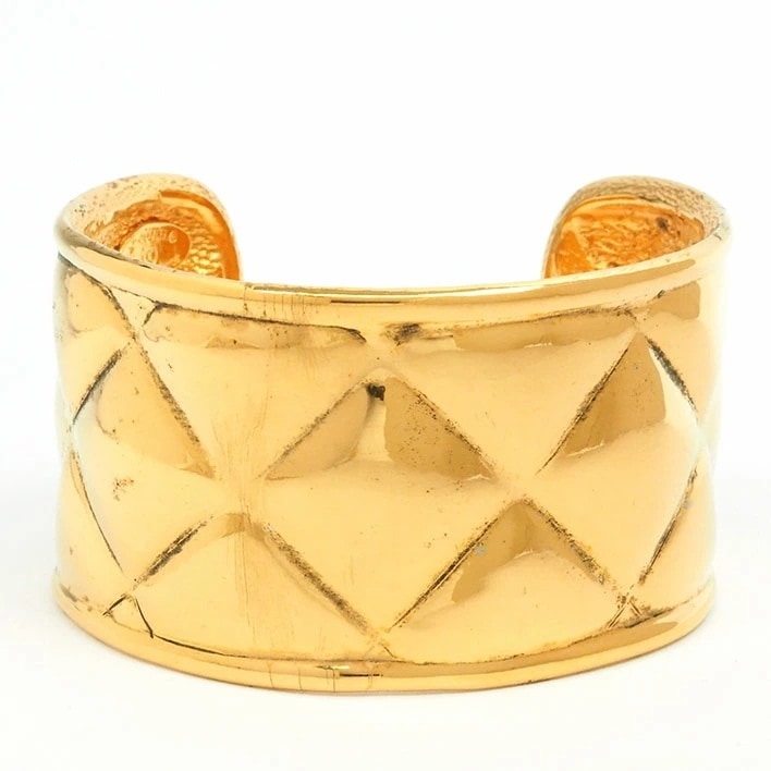 シャネル ココマーク マトラッセテクスチャー ゴールドカラー ワイド 【バングル】