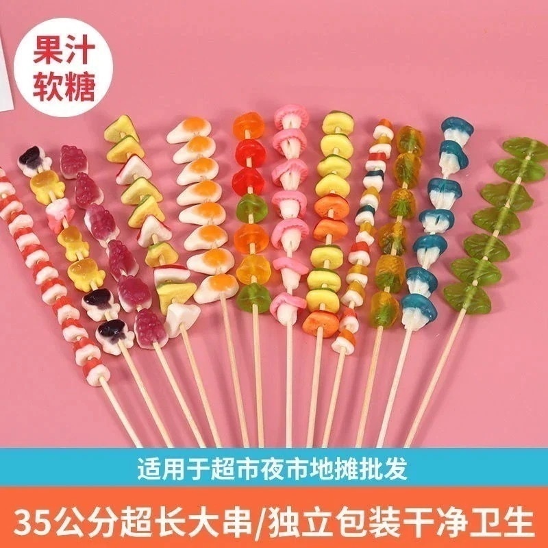 モデルのジュースグミとグミ串を箱詰めして混合