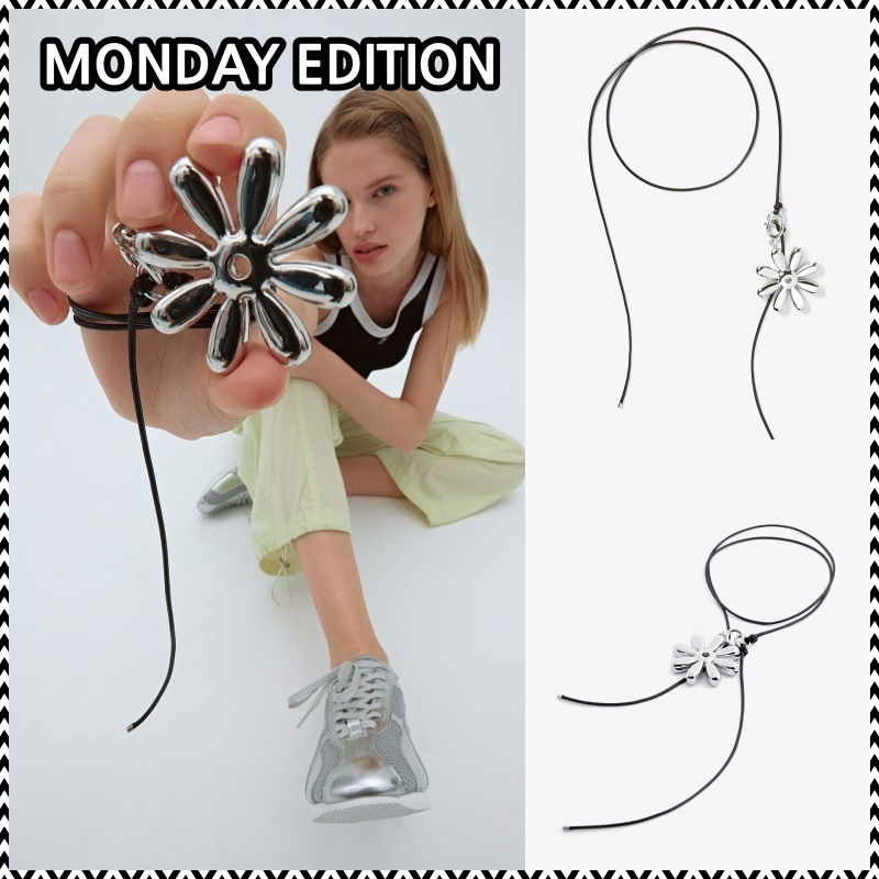 MONDAY EDITION MARDI X ME BLOOM DAISY KNOT NECKLACE