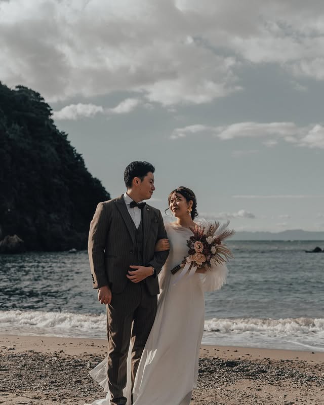 実例写真！人気上昇！ ウェディングドレス+トップス ツーピース ビーズの肩紐 Vネック クレープ生地 前撮り