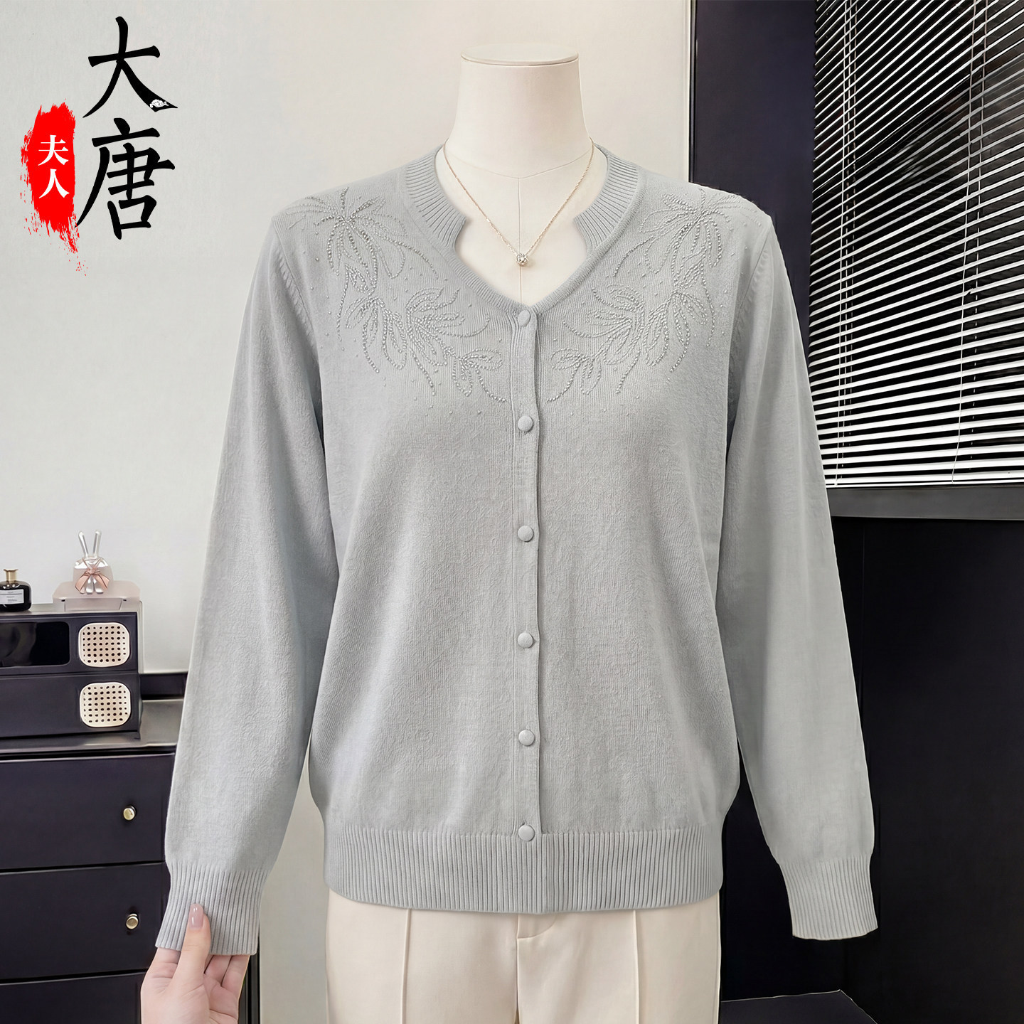 おしゃれでスタイリッシュなママ向けニットセーター女性用プルオーバー春のトップス上品で万能中高年向けインナー