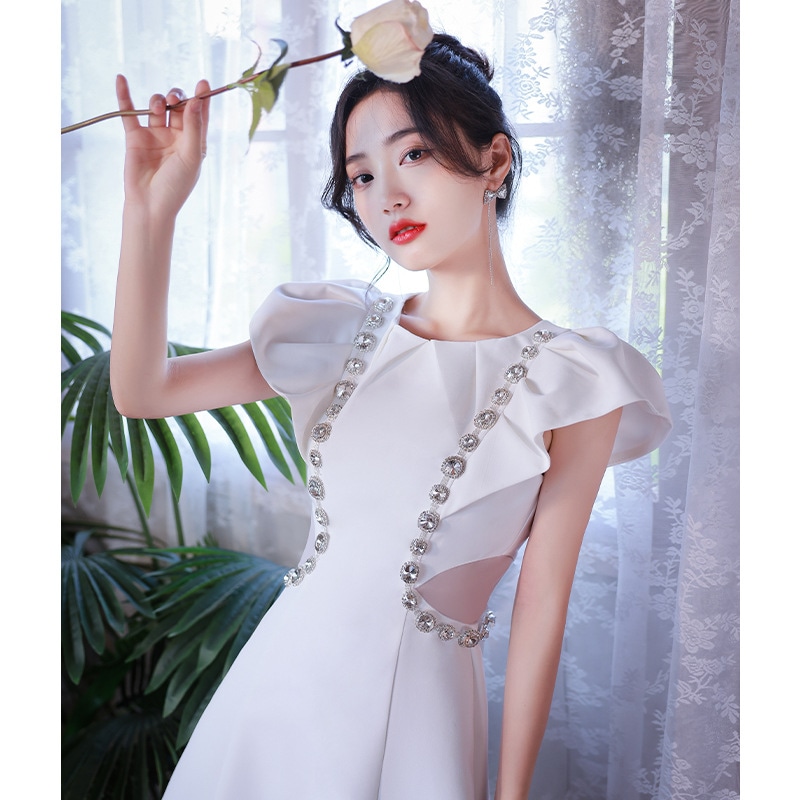 白い小さなドレス2025秋と冬の気質登録と証明書のコレクションドレス小さな誕生日ショートスタイル