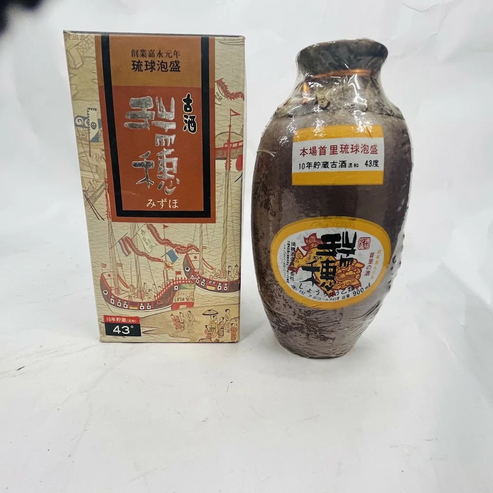 【未成年の飲酒は法律で禁じられています】瑞穂 古酒瑞穂43度 900ml 10年貯蔵　岩古焼甕ボトル　[泡盛/沖縄県]