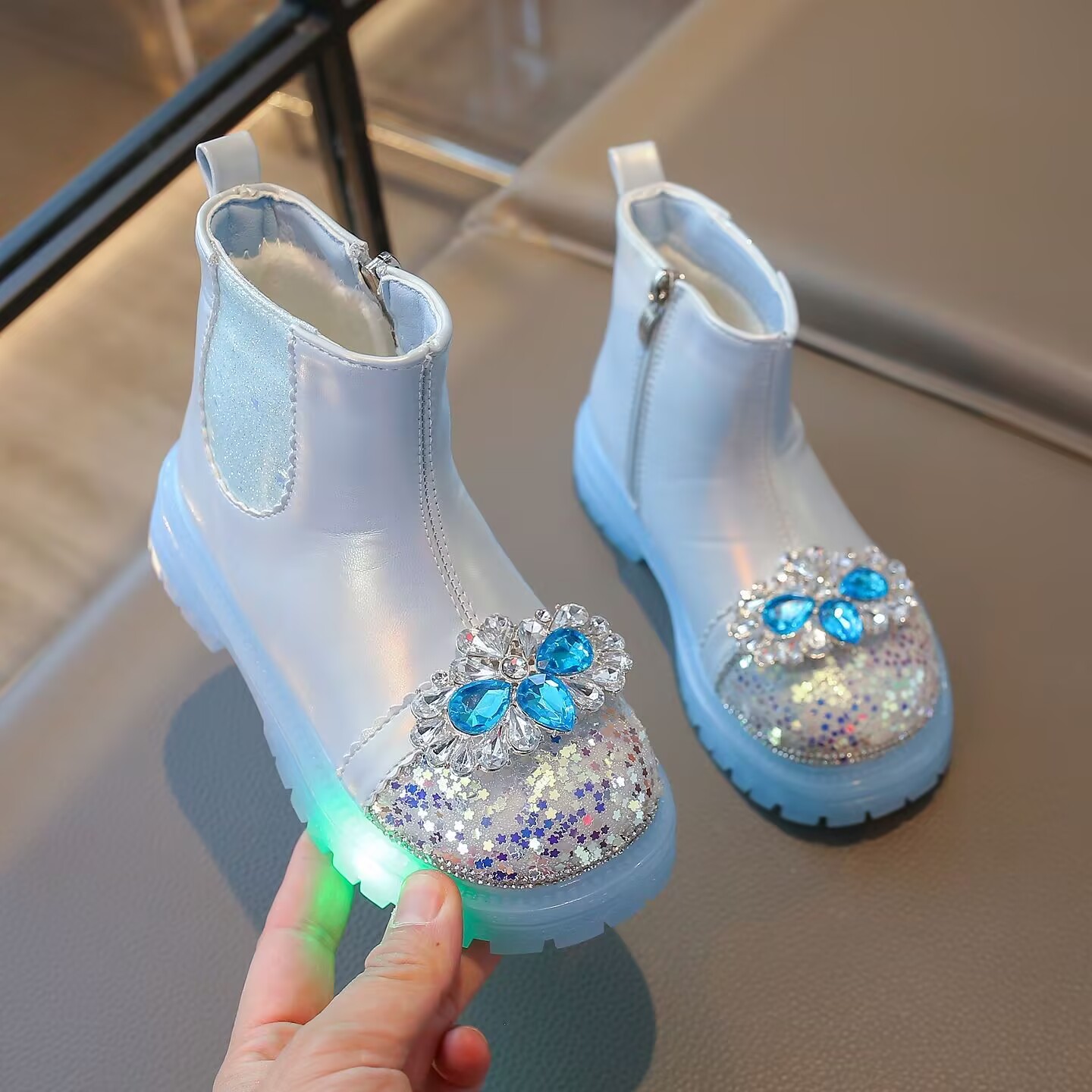 ライト付き女の子ブーツキラキラプリンセスブーツ冬の新作女の子ショートブーツ洋風に光るギャザーコットンブーツカジュアルシューズ