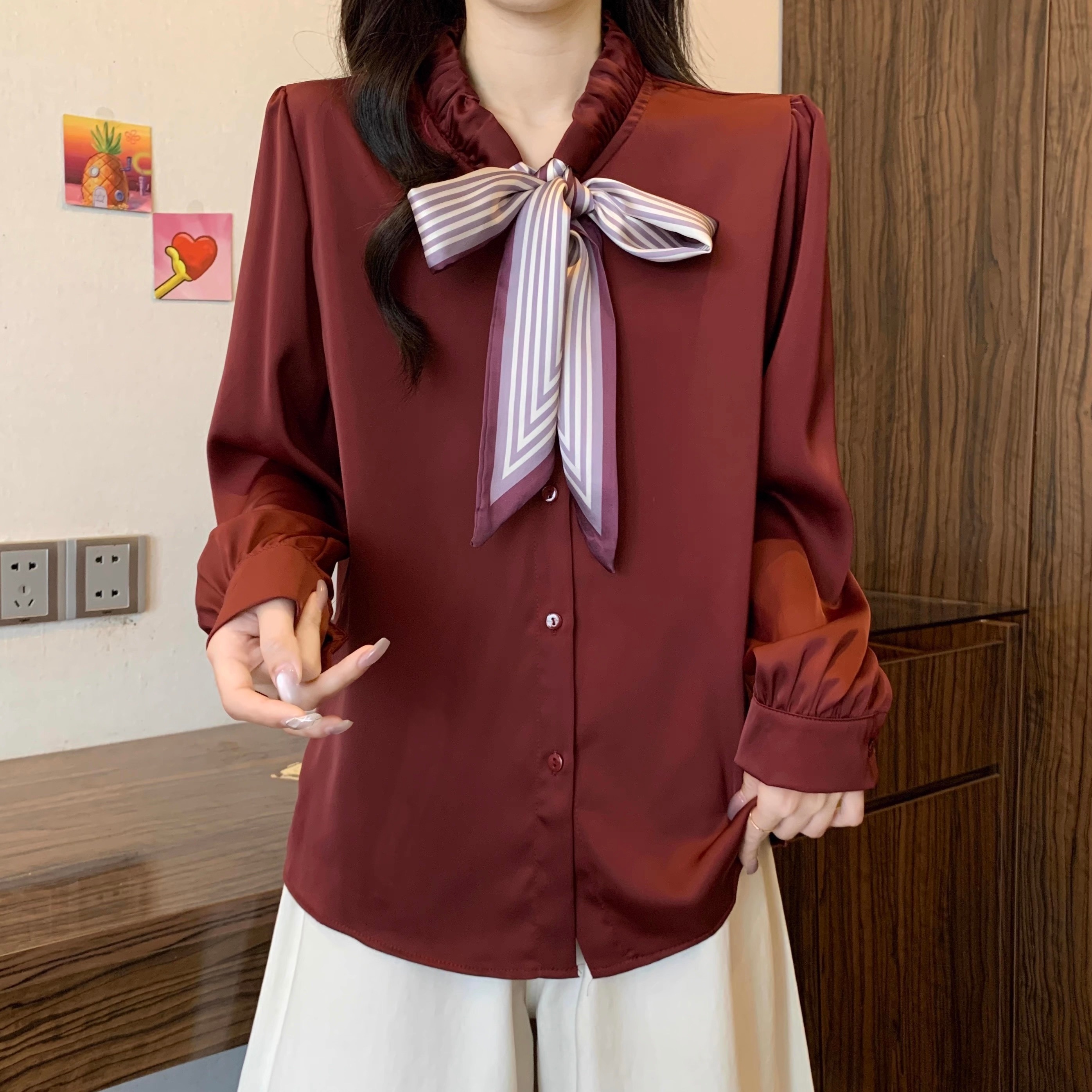 レディース トップス シャツ ブラウス 長袖 Uネック りぼんタイ ネクタイ ネクタイ付き フェミニン 前開き ボタン かわいい 大人可愛い きれいめ シンプル 上品 おしゃれ レトロ こなれ感