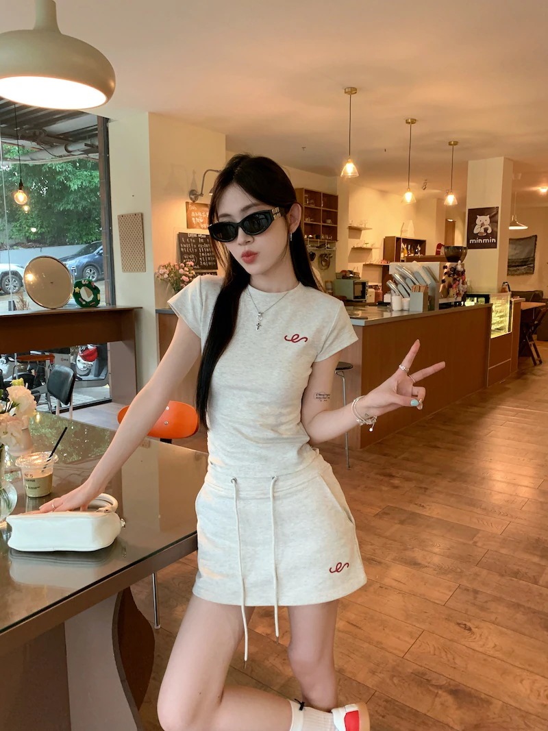 2024 夏 韓国 上下2点セット トップス お出かけ 羽織り 半袖 Tシャツショート丈フルラウンドヘム ミニ丈ボトムス ストレート系 ゆったりレディーススタイルアップワイドお出かけトラック安い