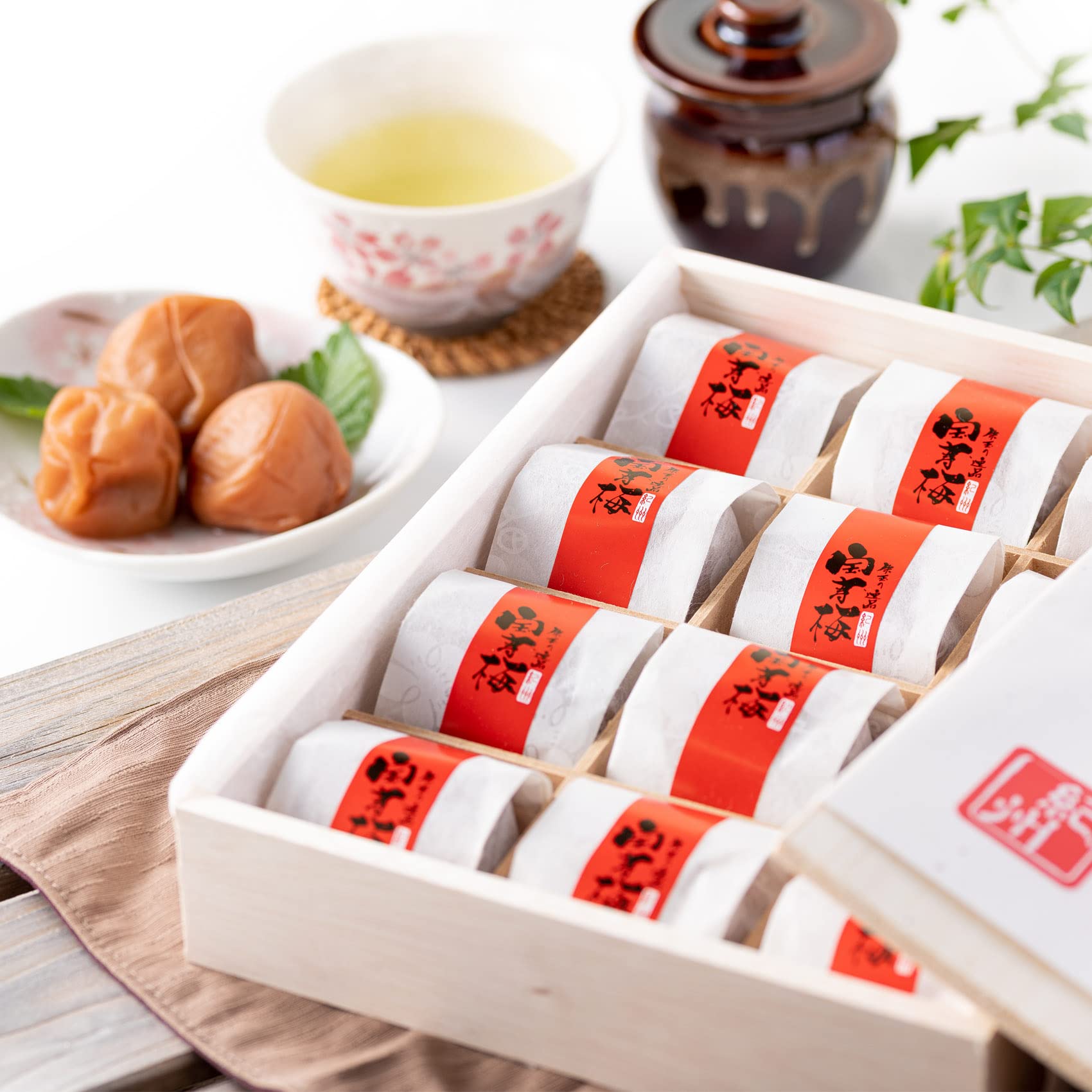うめ海鮮 高級 梅干し 宝寿梅 12粒 個包装【 A級品 木箱入り 紀州杉使用 塩分10% 和紙包み】うす塩仕上げ 紀州南高梅 国産 南高梅 梅 うめぼし 梅干 贈り物 御供え 御供 誕生日プレゼント