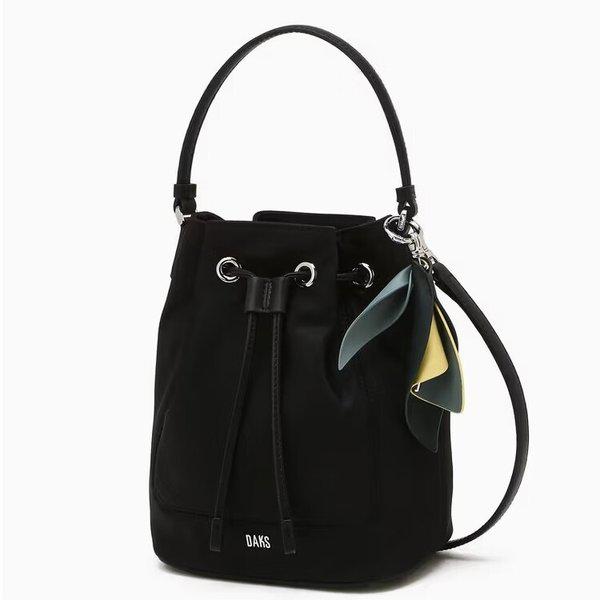 AK Bundang店 ハンドバッグ ブラックフラワーチャーム ナイロン巾着バッグDCBA6E524BK