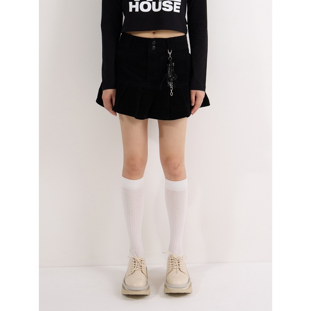 そしてもう片方の黒いコーデュロイミニスカート