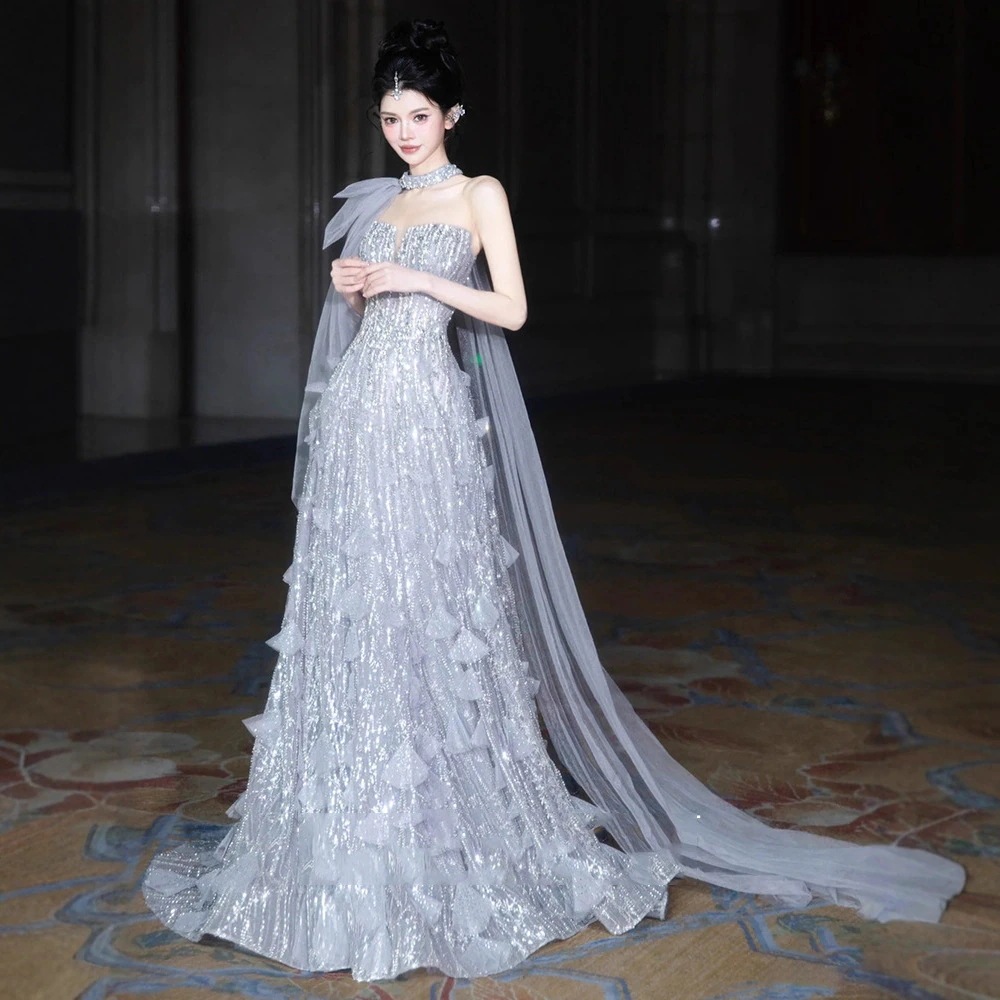精巧なシルバーのスパンコールがあしらわれた新しい高級イブニングドレス司会パフォーマンス誕生日パーティー成人式などに最適です