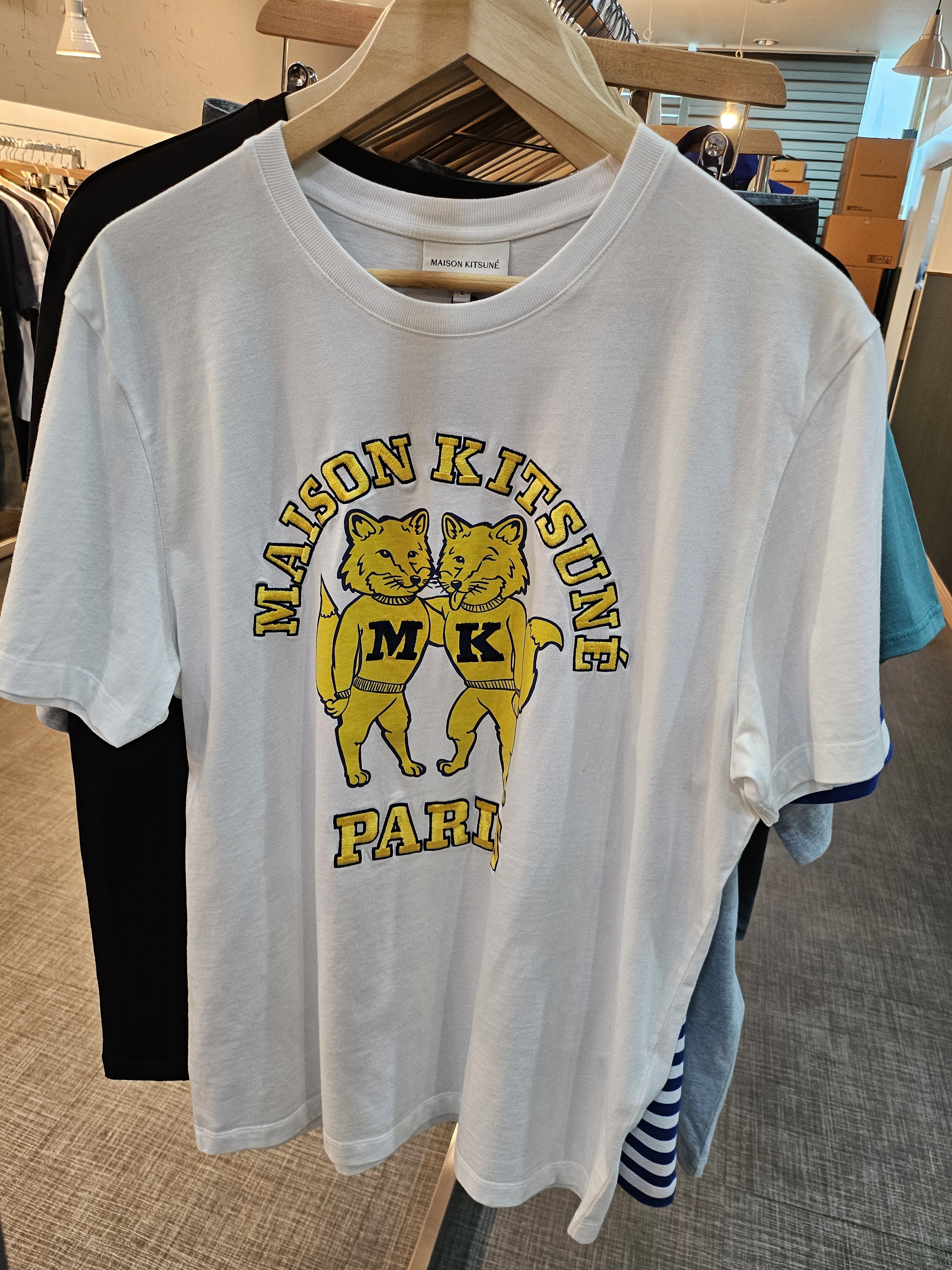 【MAISON KITSNE】 FOX FRIENDS PRINTED REGULAR T-SHIRT : WHITE (KOREA EXCLUSIVE)