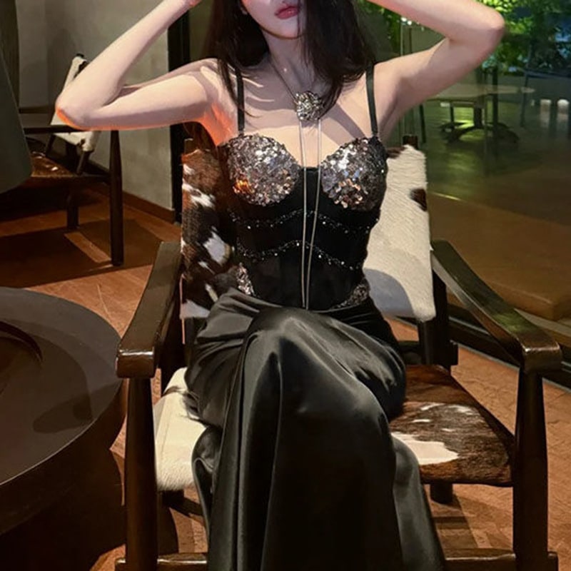 プラスサイズで少しぽっちゃりした女性向けのスパンコールのキャミソールストラップレスのトップススリミングスカートが特徴のフレンチスタイルのエレガントなツーピースセットです