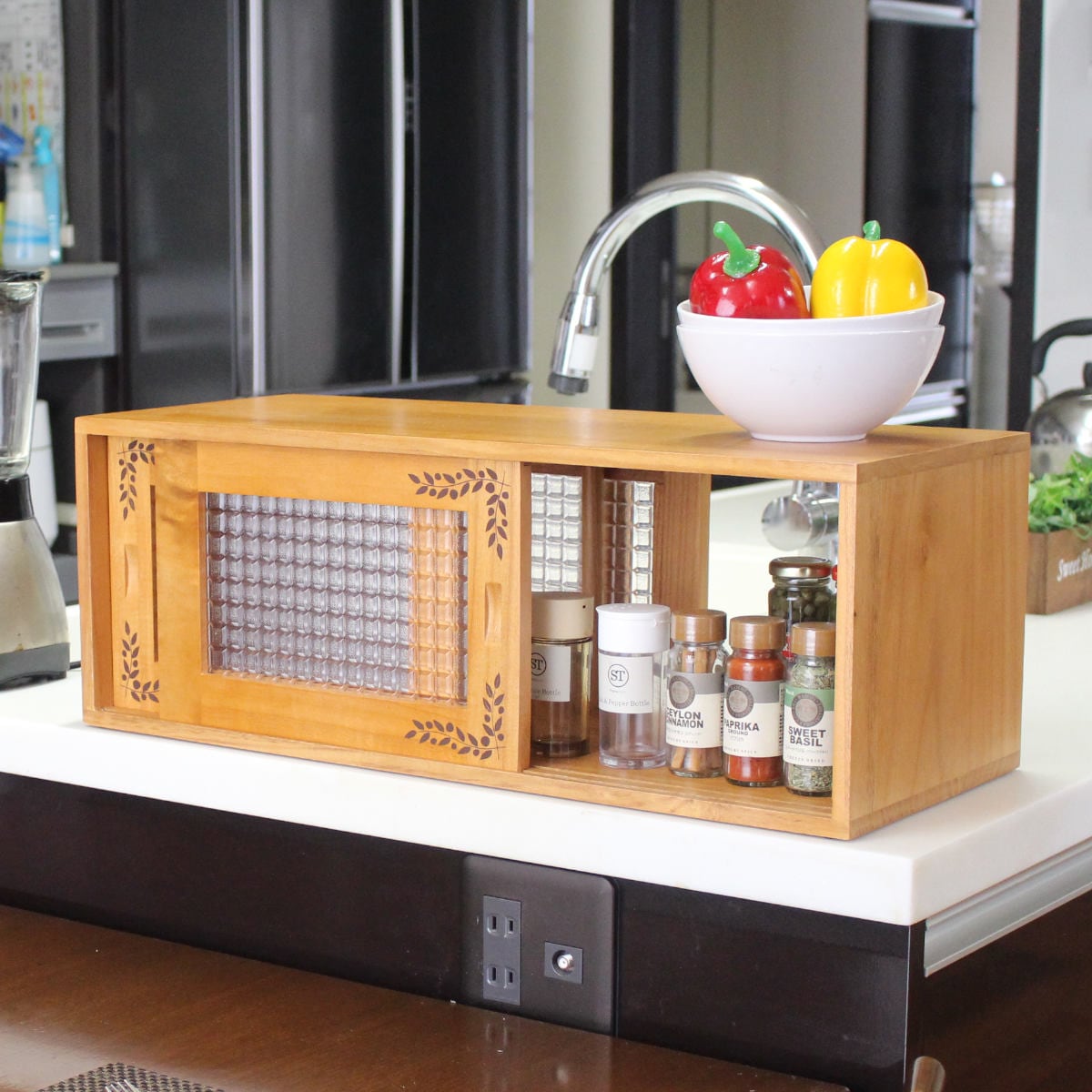 カウンター上収納 カウンター上収納庫 幅60cm リーフ柄 木製 調味料ラック スパイスラック 卓上ラック ショーケース 収納 キッチン ラック 天然木 カフェ風 収納棚 引き戸 小物入れ