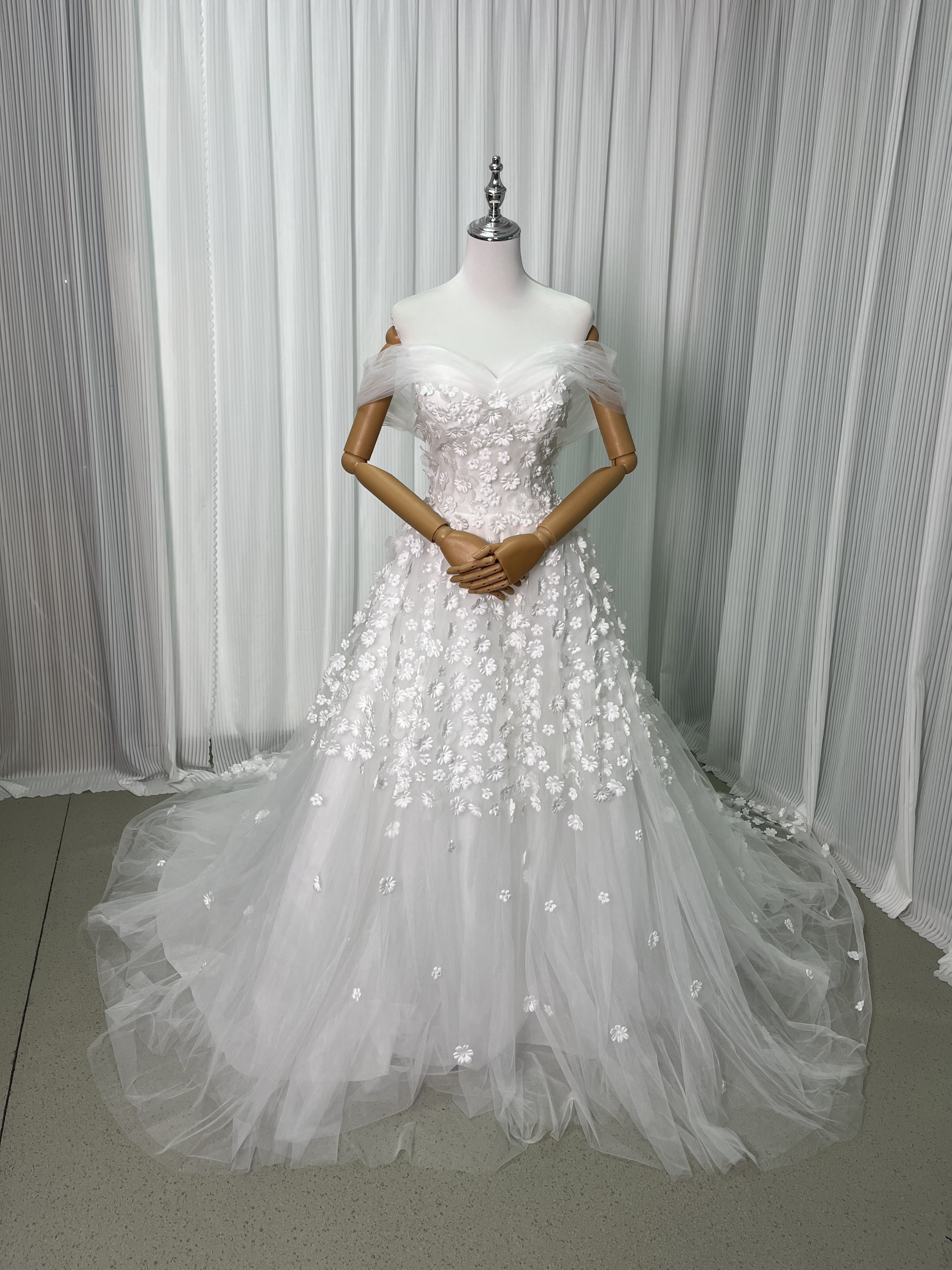 人気上昇！ウエディングドレス オフショルダー 花モチーフ 華やかなトレーン 編み上げ 拳式/前撮り