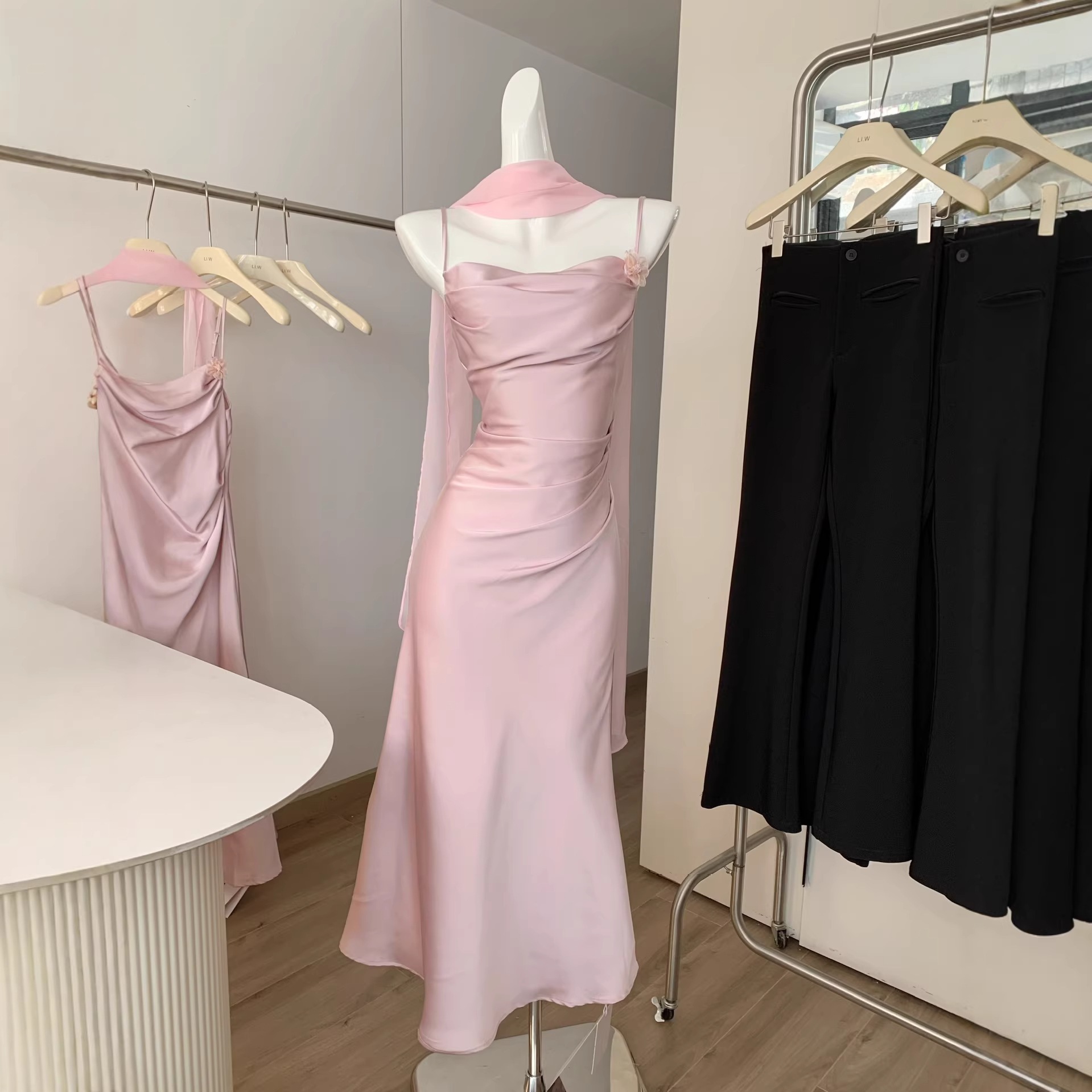 フレンチ キャミソール ノースリーブ シフォンワンピース 女性用 フィッシュテール 気質 ウェストマジック ロングドレス