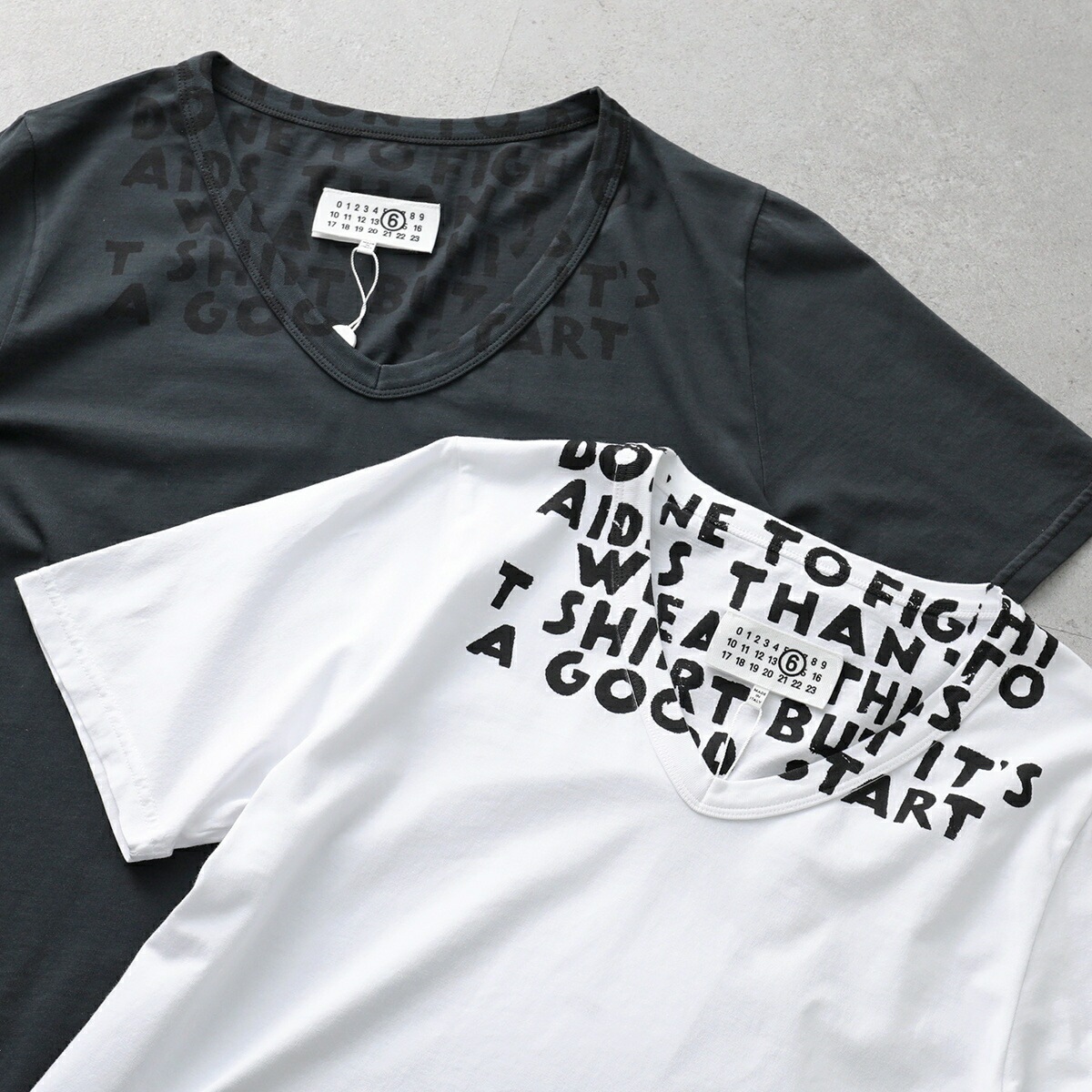 MM6 エムエムシックス メゾンマルジェラ Tシャツ SH2GC0022 M20115 メンズ 半袖 カットソー Vネック SIDA エイズTモチーフ コットン カラー2色