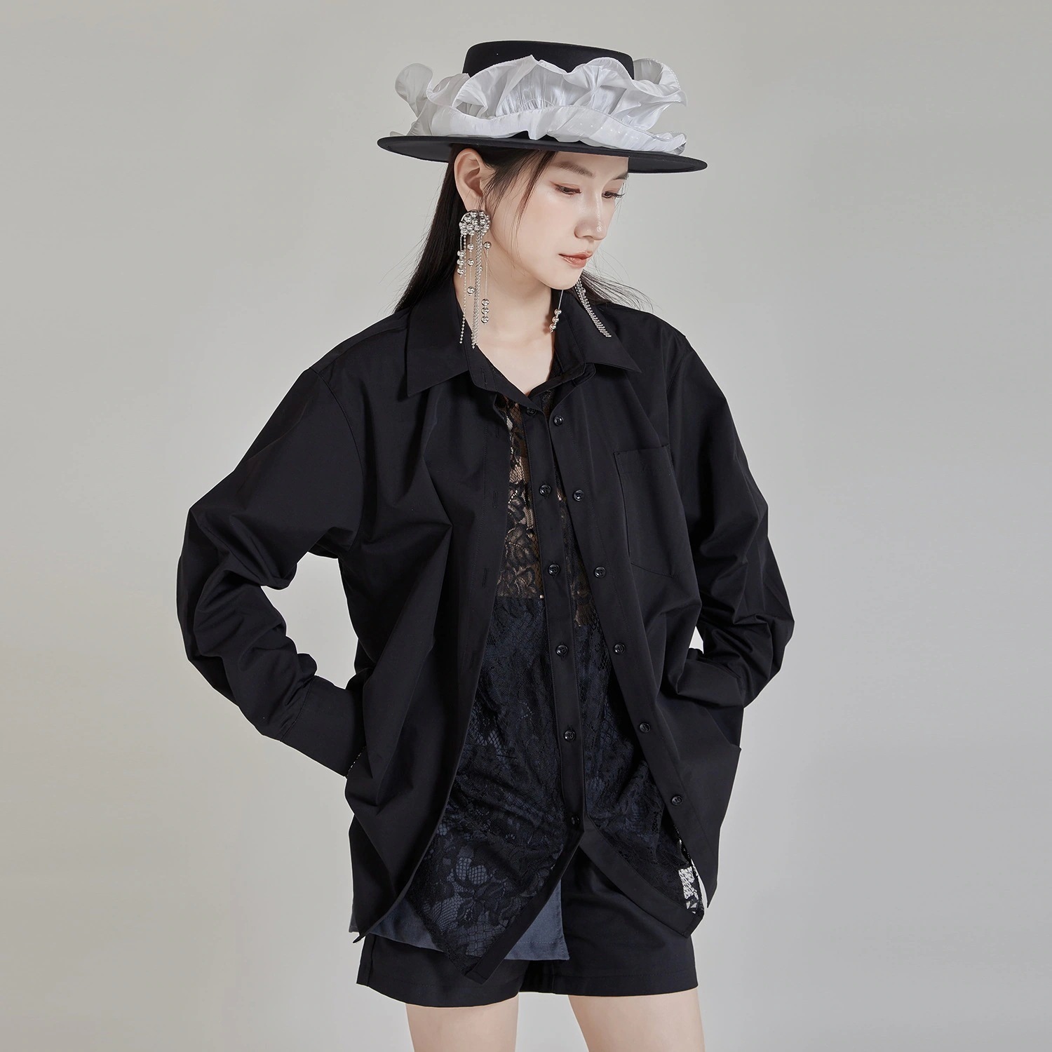 トップスシャツブラウス白い襟付きレースは偽のシャツのカーディガンの女性2025を重ねて広い長袖の上着を着ています