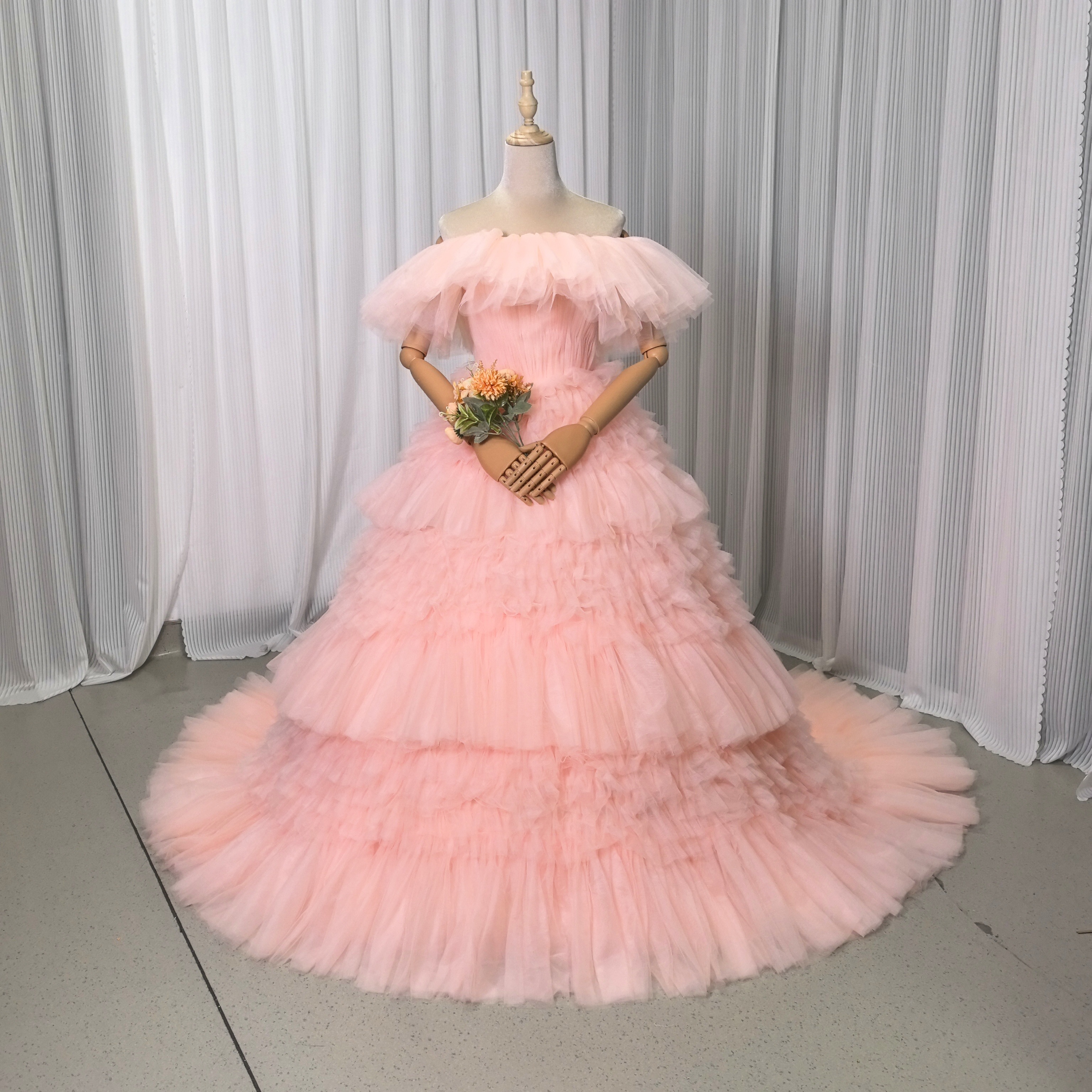 カラードレス ピンク 取り外し可能なオフショルダー 編み上げ 華やかなトレーン もこもこドレス 柔らかく重ねたチュールスカート 結婚式