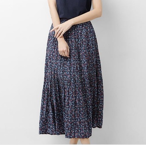 スカート 春夏 かわいい レディース プリーツスカート フレアスカート ミモレ丈 ロング丈 7分丈 ミディアム丈 ミドル丈 花柄 小花柄 フラワー ウエスト ゴム ふわふわ ネイビー 大人カラー かわ 6,777円