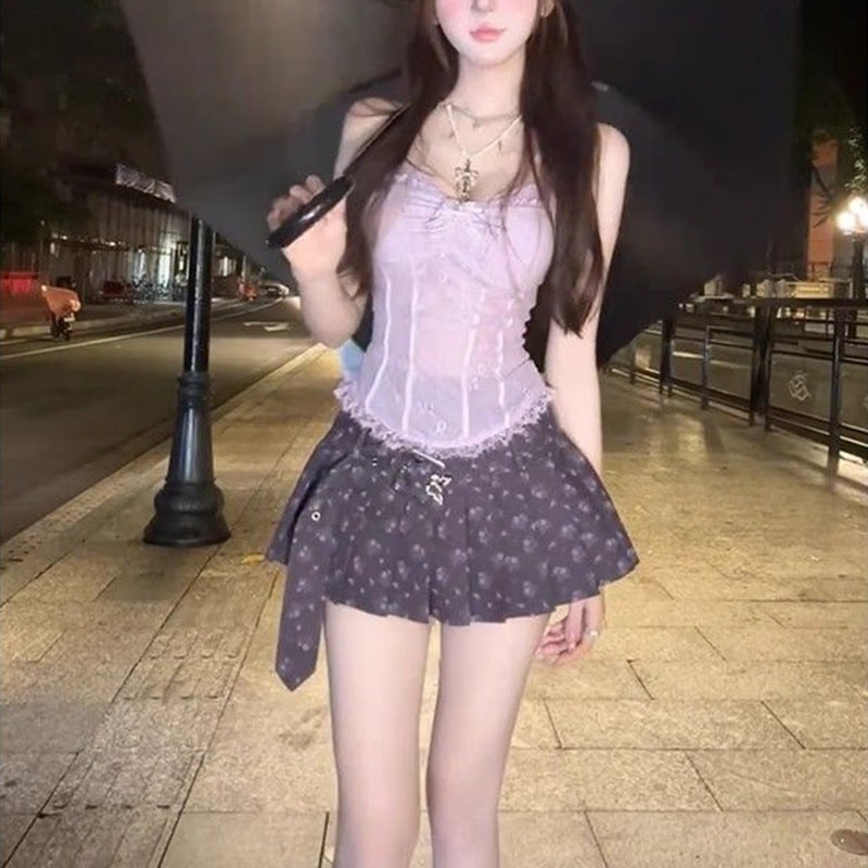 甘くてスパイシーな女の子の夏にぴったりのピュアで魅惑的なスタイルのツーピースセット：パープルのフリル付きストラップレストップとプリーツパフスカート