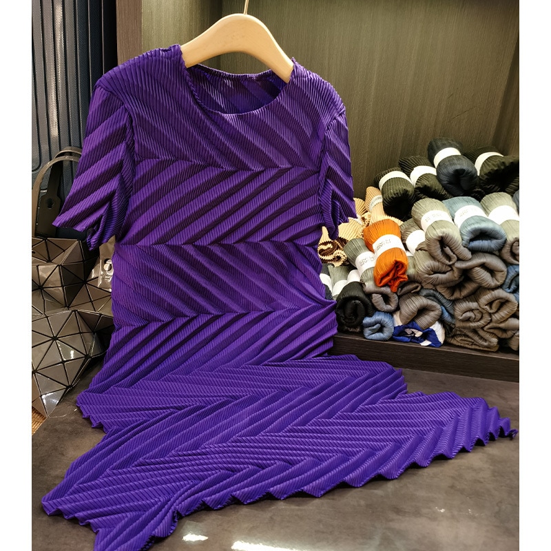 シンプルな手作りの半袖ワンピースの雰囲気が通勤しています