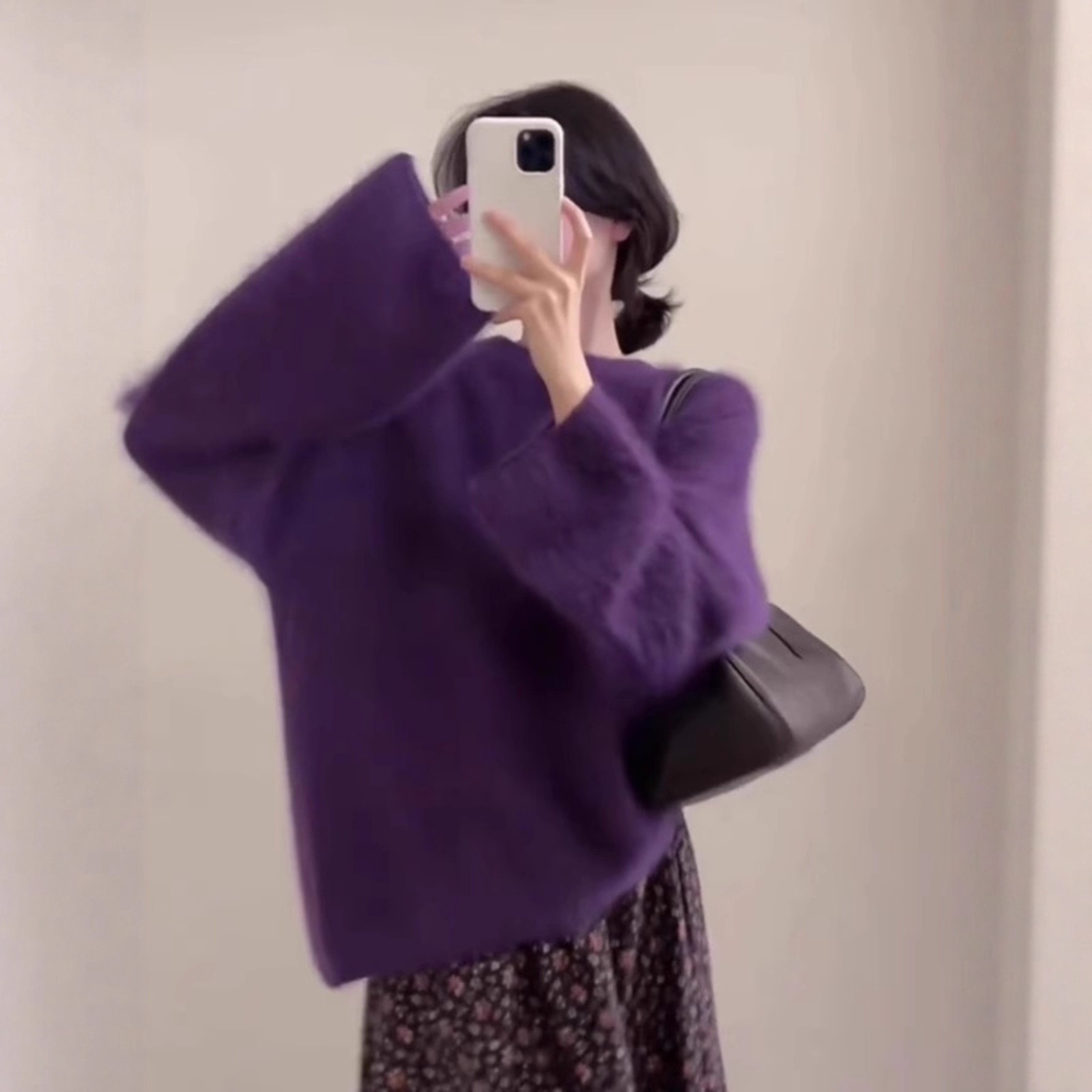 柔らかくふわふわした紫色のミンクフリース製プルオーバーセーター秋冬にぴったりのゆったりとした着心地のふわふわニットウェアです