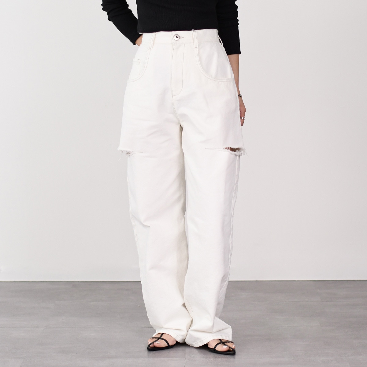 MAISON MARGIELA メゾンマルジェラ デニム ボトムス ジーンズ スラッシュディテール S51LA0106 S47399 レディース ホワイト コットン 5ポケット ハイウエスト 59,880円