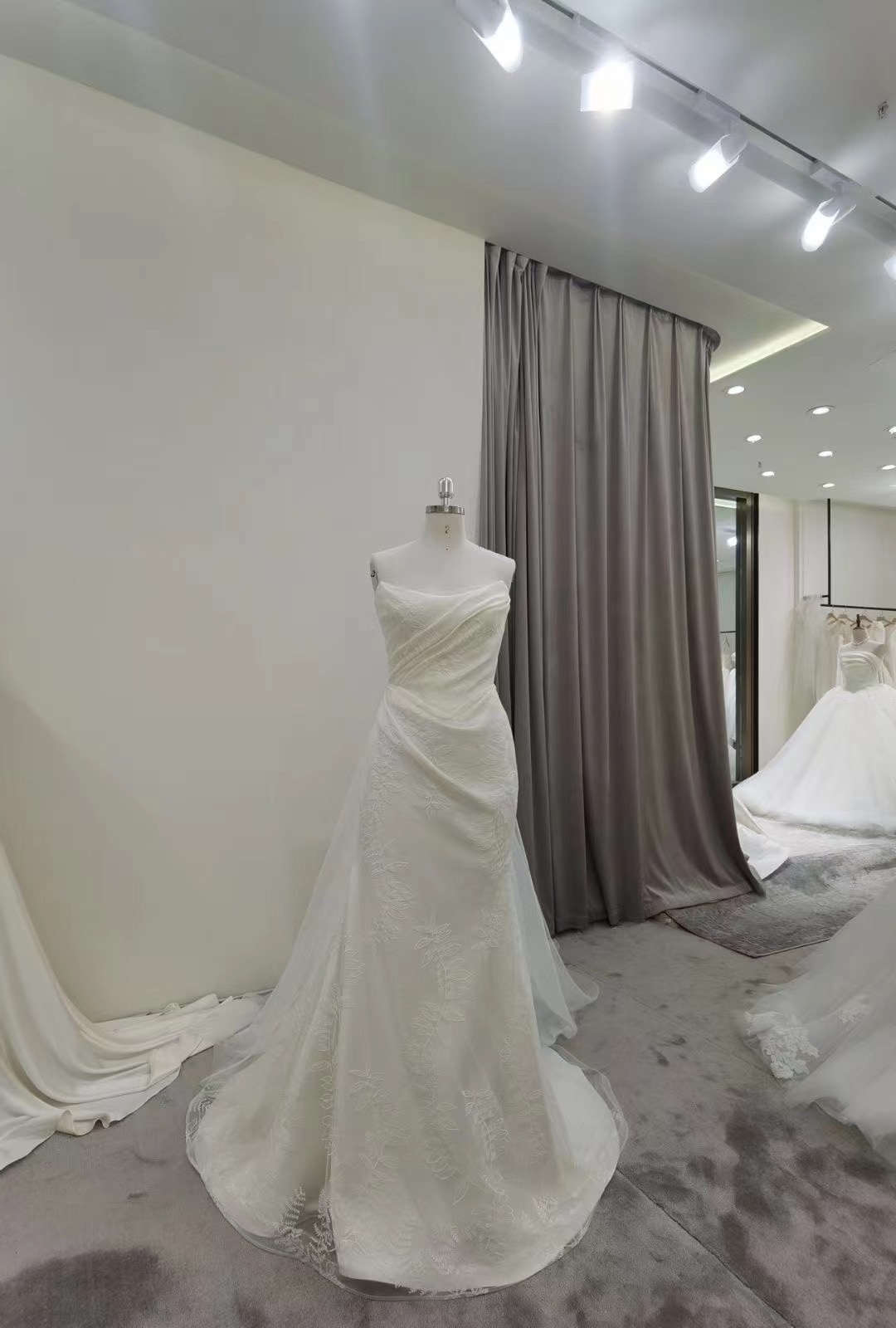 ウエディングドレス ベアトップ リーフ刺繍 スレンダーライン エレガント 二次会