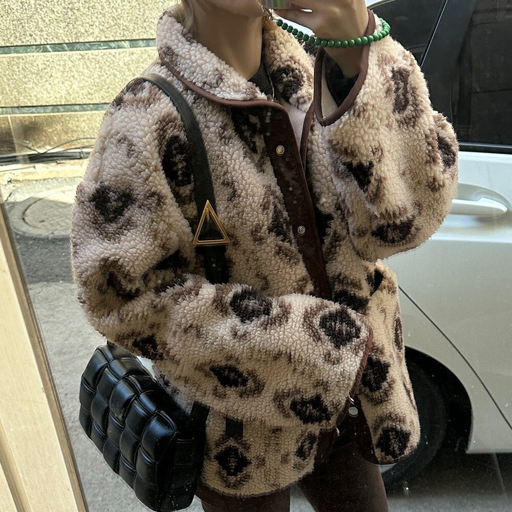 ジャケット ブルゾン アウター 上着 レディース ボアジャケット 長袖 ボリューム袖 ドロップショルダー ハイネック 襟付き ワイド ストレート もこもこ ポケット ボタン バイカラー ボア