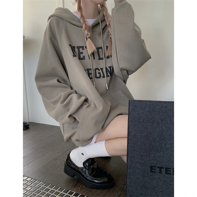 フード付き長袖セーター女性秋の韓国語バージョンの2023しい文字が長いセクションのBFの風のファッショントップスで緩いプリント