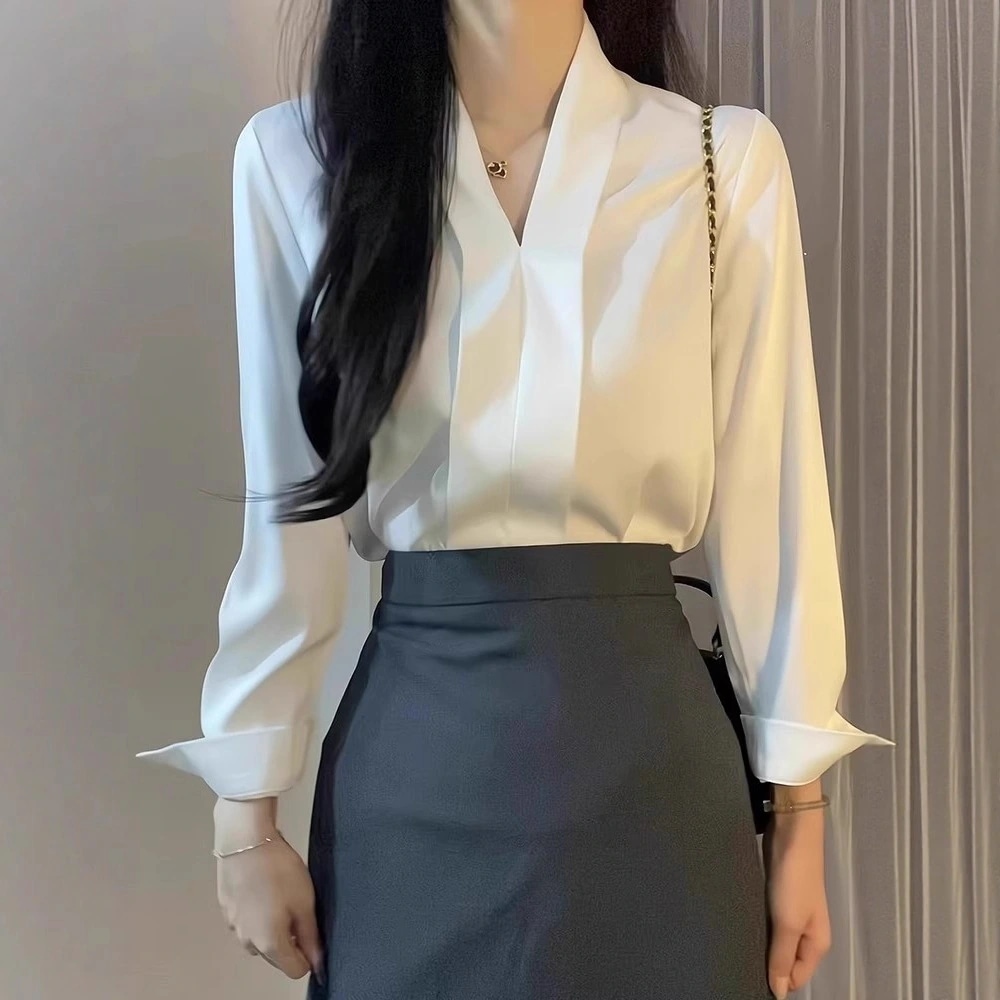 女性用プロフェッショナルフォーマルホワイトVネックサテンシャツ春と秋に エレガントな通勤トップスレイヤードインナーシャツ冬