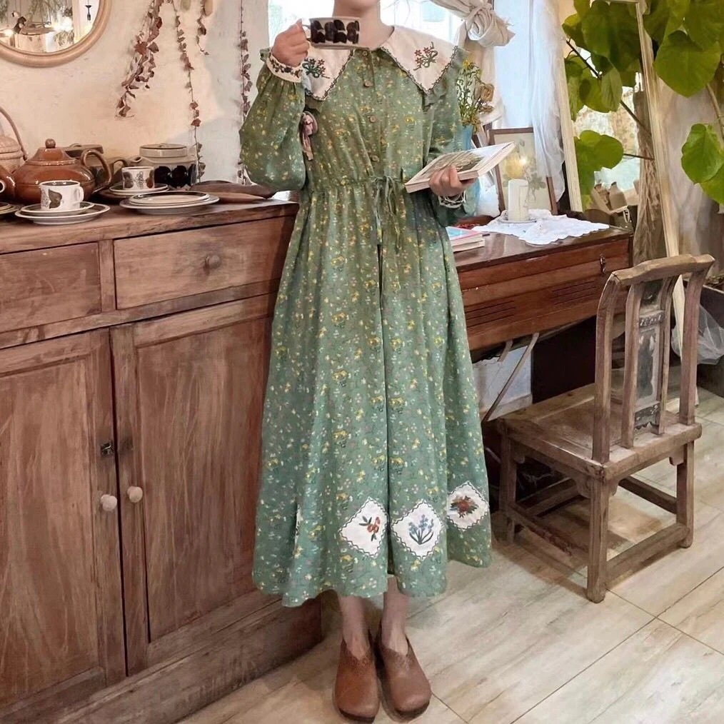 グリーン　衿と裾　花刺繍　長袖　ドレス