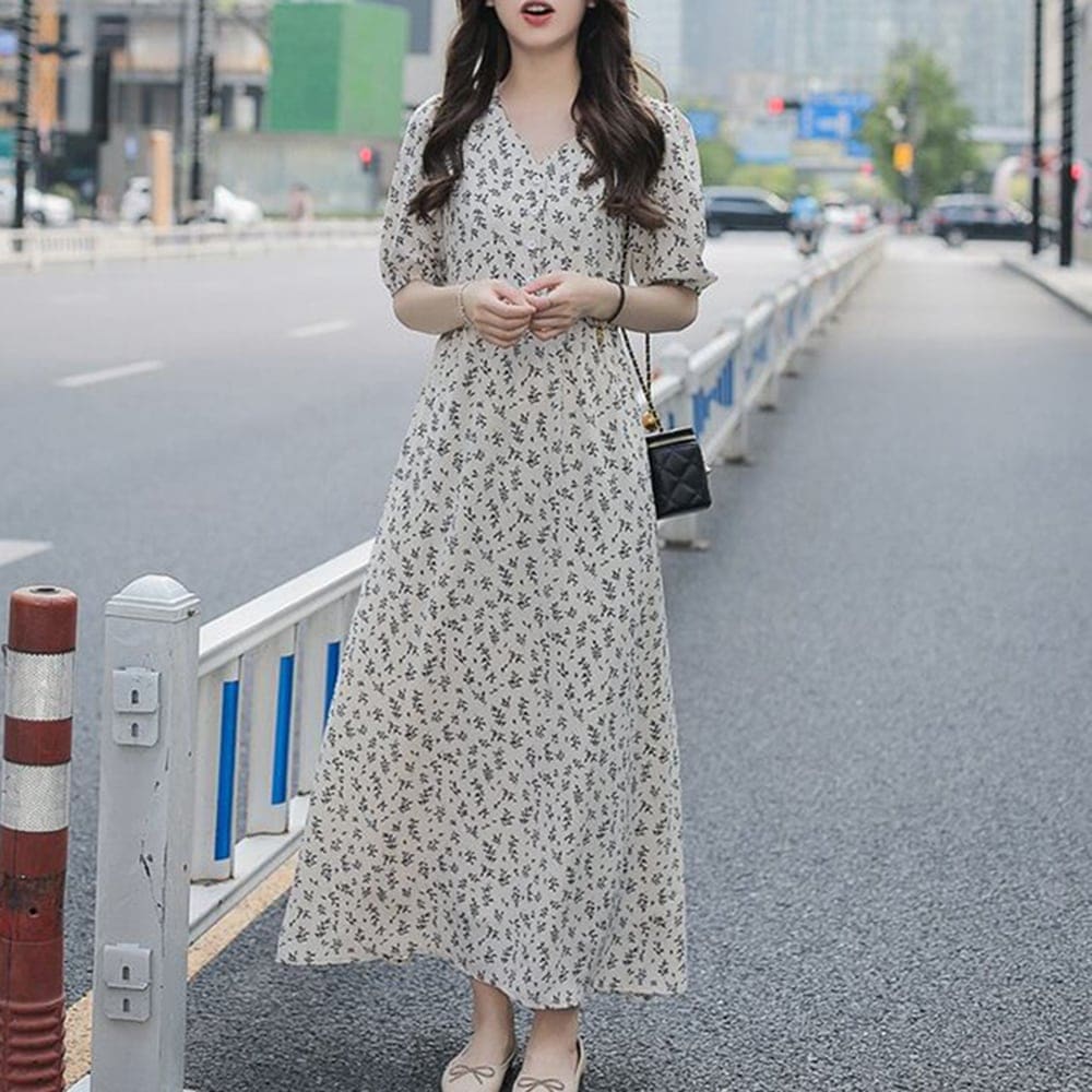 小花柄ネックワンピース ワンピース ワンピドレス ロング ロング丈 マキシ マキシ丈 袖あり 半袖 パフスリーブ Vネック ウエストマーク ウエストリボン トロミ ポリエステル かわいい 大人可愛い 8,166円