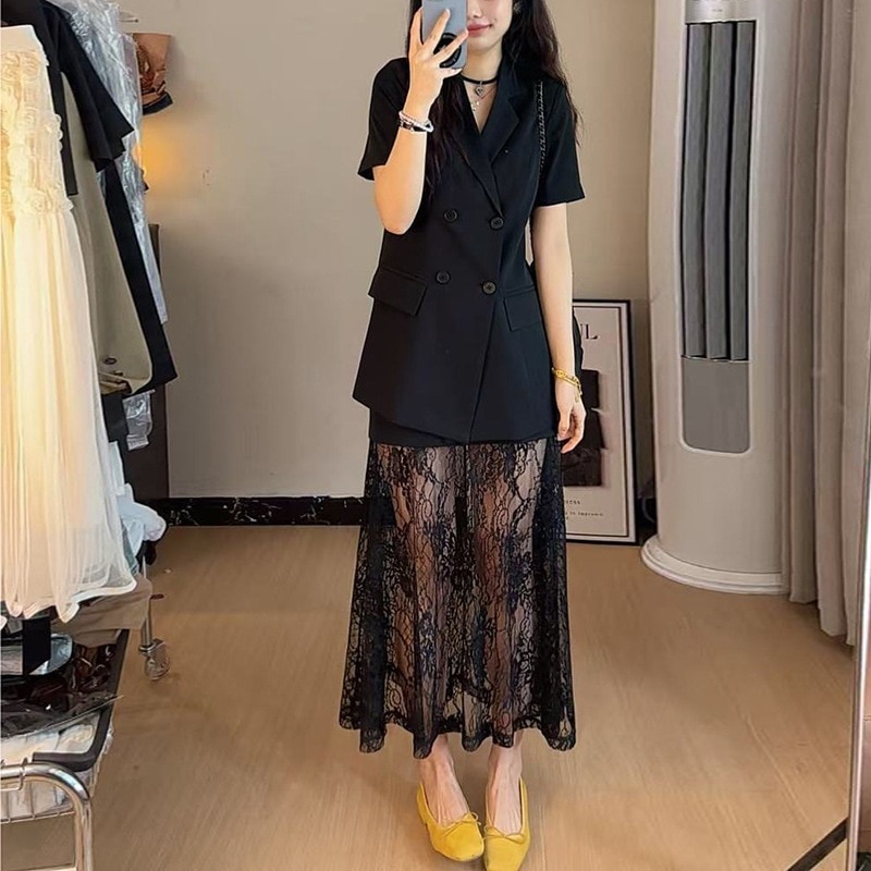 プラスサイズ少しぽっちゃりした女性用の半袖ブレザーとスリムなレーススカートが付いたレトロスタイルのツーピーススーツセット