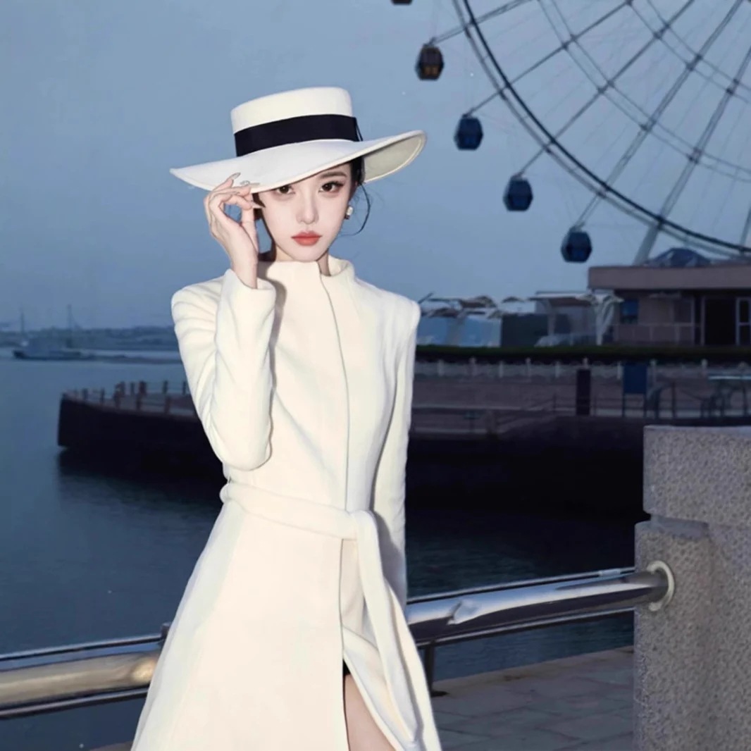 晩から初の女性のための2024白いウールコートリッチファミリースタイルロングウールファッションウインドブレーカージャケット