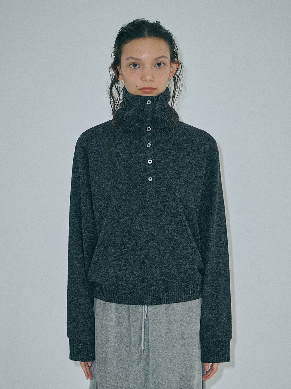 【MARGESHERWOOD】 BUTTON TURTLENECK T-SHIRT : CHARCOAL
