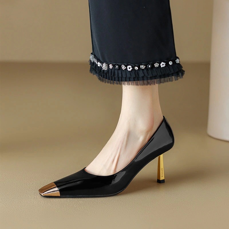 スタイルアップ！ヒールパンプス サンダル メタルヘッドハイヒール女性黒2025春新しい正方形の頭のパテントレザー白の気質ファインヒールシングルシューズ 韓国ファッション