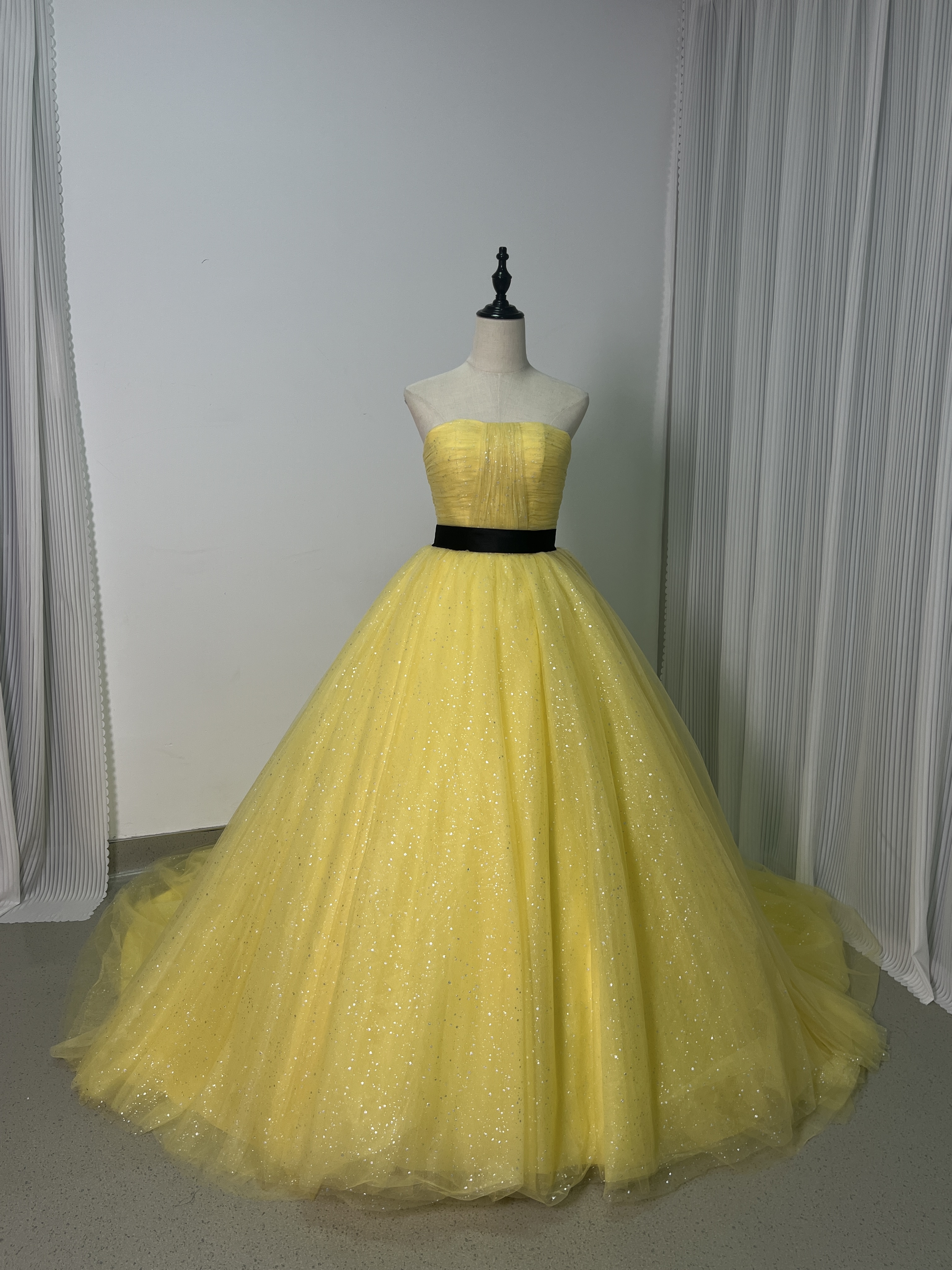 カラードレス イエロー 取り外しオフショルダー ビスチェタイプ サッシュベルト キラキラグリッターチュール 華やかなトレーン 柔らかく重ねたチュールスカート