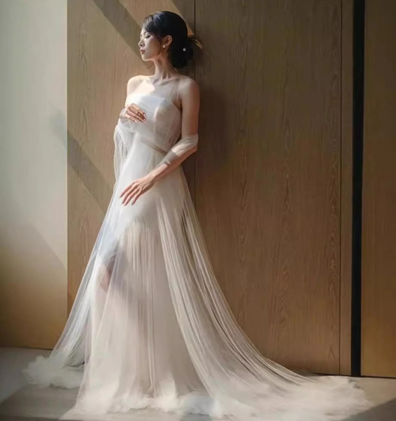 ロング ウエディングドレス ロングトレーン ウェディングドレス チュールフリル マキシ丈 長いチュールリボン 美シルエット 結婚式 披露宴 花嫁 フォマール 白い ウエディングドレス 森ガール系 可愛