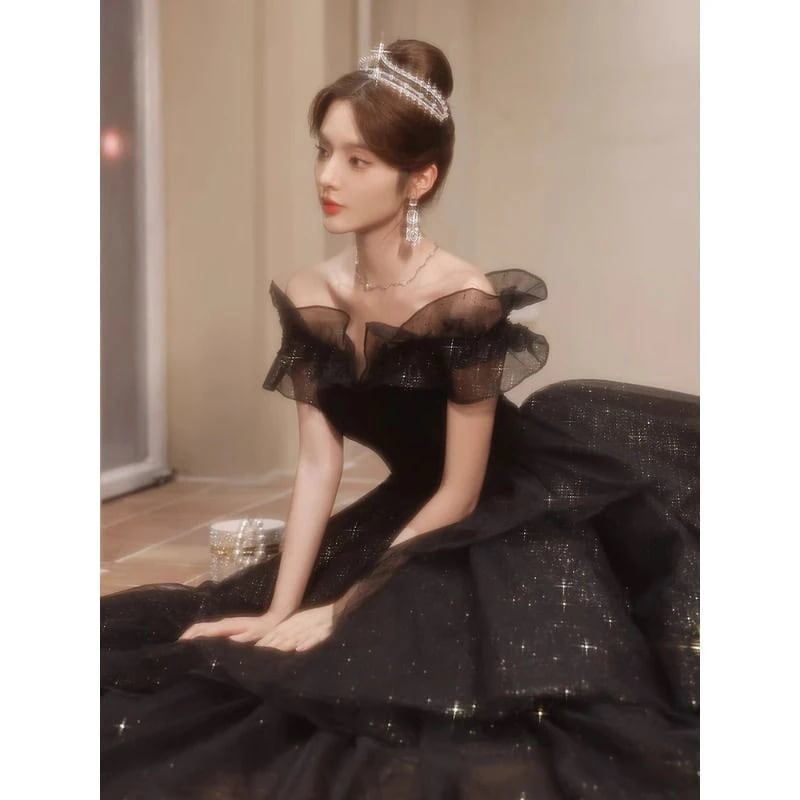 女性ハイエンドのセクシーなスリム学生アート試験パフォーマンスコスムホスト18歳の大人