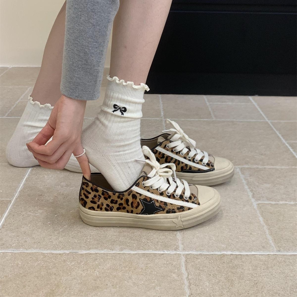 11 馬の髪のヒョウ柄プリントレトロラウンドヘッドロートップトップ汎用小さなダーティシューズスターカジュアルボードシューズ春と秋の女性フラットレースアップシングルシューズ