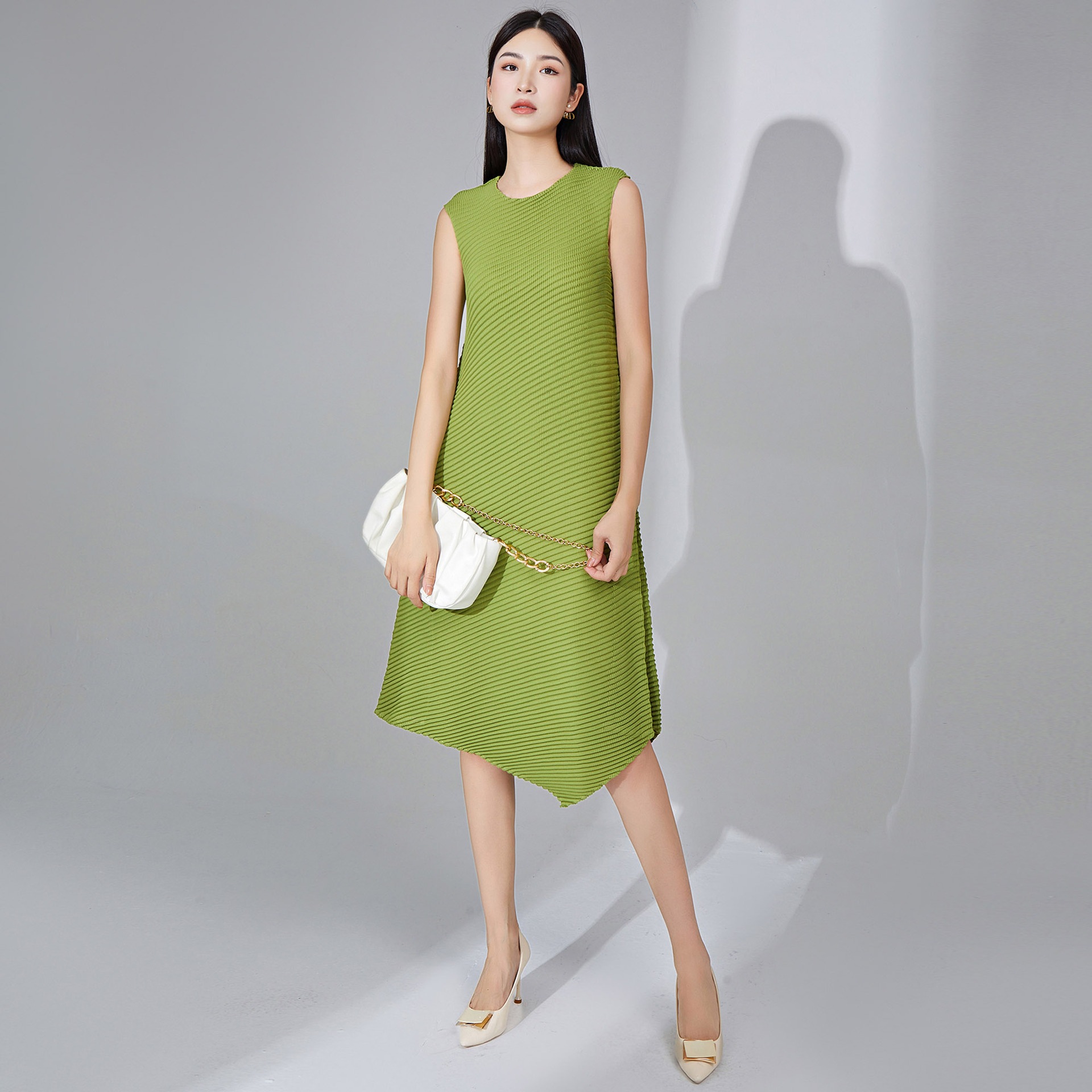 深センの南油のワンピースの夏の婦人服の丸首の袖なしの純粋な中の長さの不規則なしわのスカートの潮